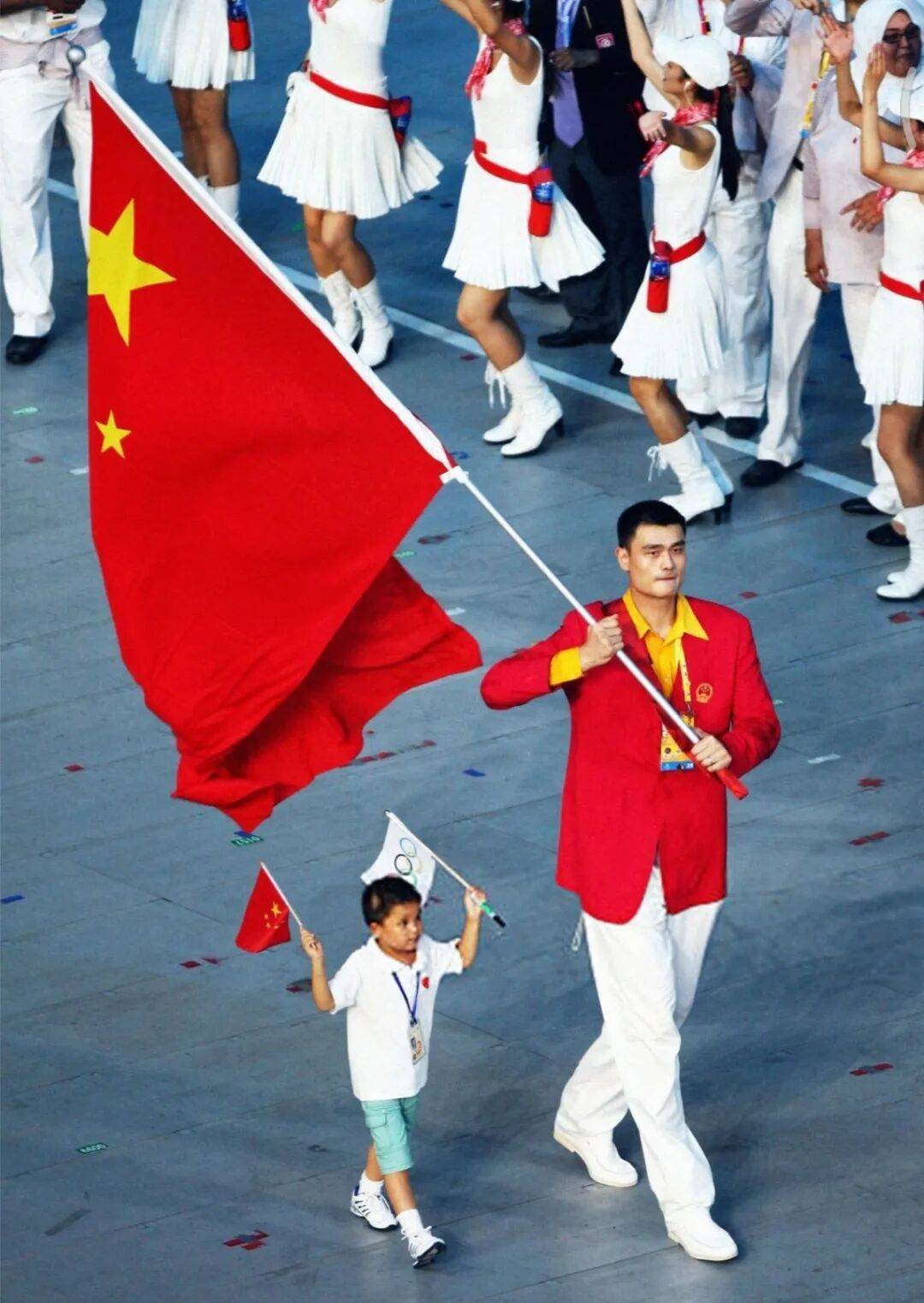 姚明带领篮球明星赛场，球迷欢呼雀跃