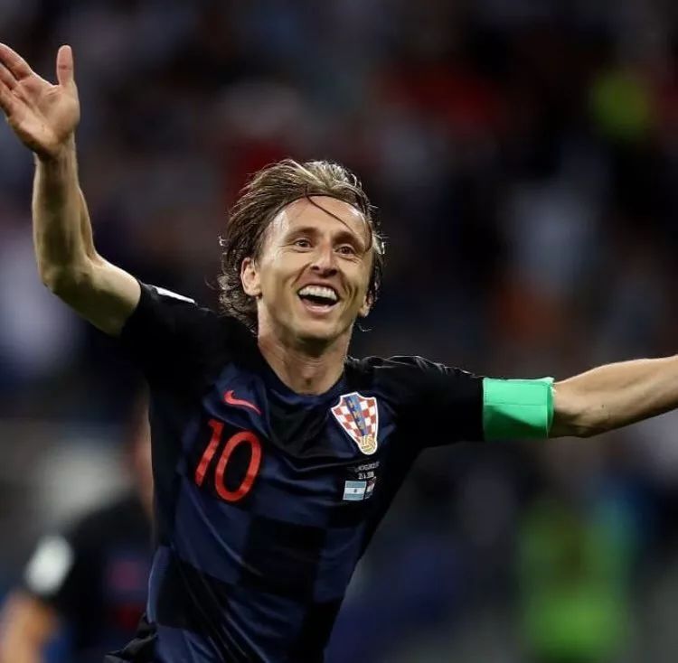 秘鲁鏖战里昂，莫德里奇惊艳世界